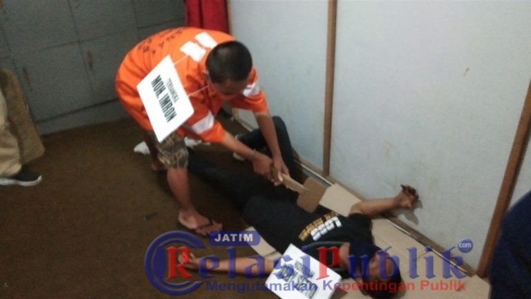 ADEGAN PELAKU SEDANG MEMPERAGAKAN MEMUKUL KORBAN MENGGUNAKAN PALU