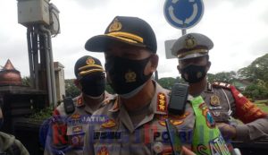 Polres Malang Bagikan Masker Dan Sembako Ke Masyarakat