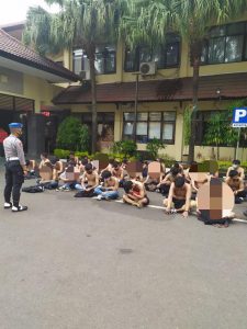 Dari 129 Massa Aksi Yang Diamankan Polresta Malang  Menjalani Rapid Tes, 2 Diantaranya Reaktif