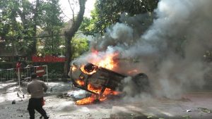 Mencekamnya Suasana Aksi Tolak Omnibus Law Dimalang, Hingga Mobil Pengawal Walikota Terbakar