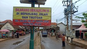 Kapolsek Kangean Bersama Forkopimka Pasang Himbauan Larangan PKL Jualan Di Trotoar