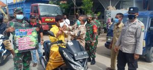 Kapolsek Omben Bagi Masker Gratis Bersama Forkopimka Kecamatan Omben