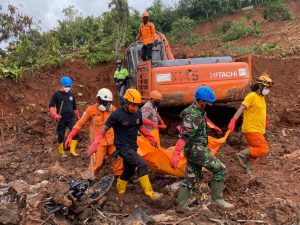 Patut Diapresiasi Sinergitas TNI-Polri  Dan Relawan kerja Keras Cari Korban Tanah Longsor