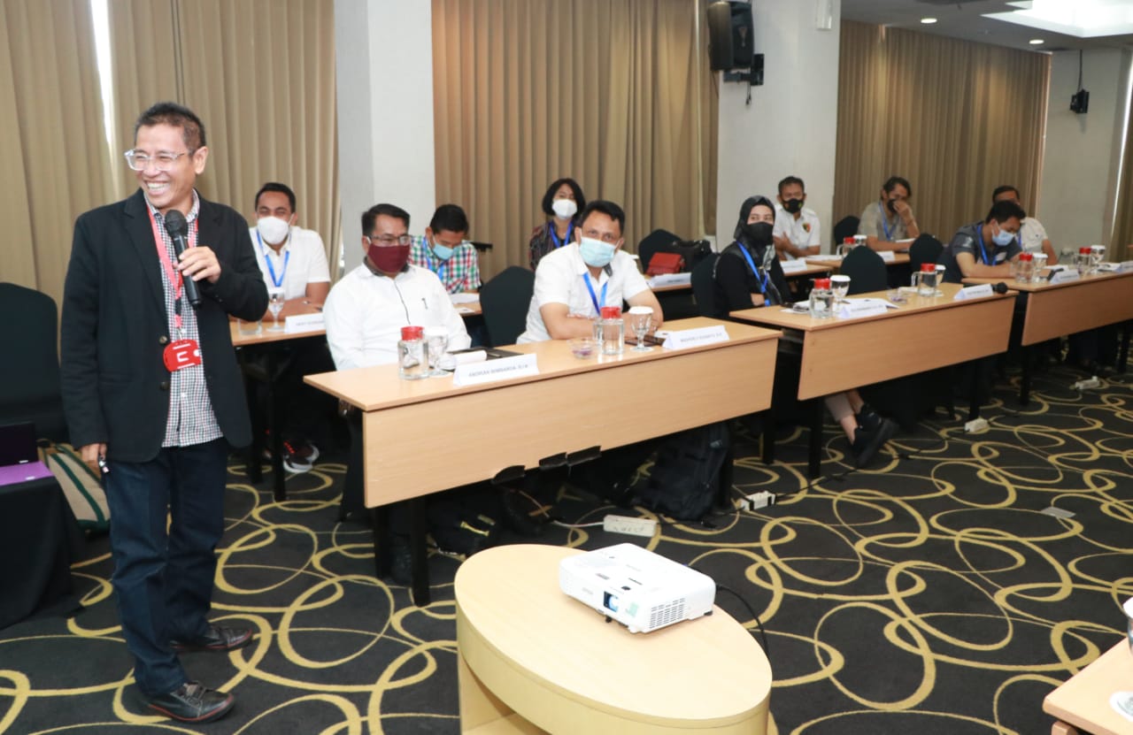 Polri Lakukan Penelitian GASBIN Untuk Meningkatkan Kemampuan Penyidik Dalam Ilmu Lingusitik SURABAYA- Penguasaan linguistik forensik dalam penegakan hukum itu sangat penting. Karena menyangkut penerapan pengetahuan, metode dan wawasan linguistik pada konteks forensik hukum, bahasa, investigasi kejahatan, persidangan dan prosedur peradilan. Hal tersebut diungkapkan oleh Kapuslitbang Polri Brigjen Pol. Drs. Guntur Setyanto saat Penelitian GASBIN "Riset aksi tentang peningkatan kemampuan linguistik forensik bagi penyidik Polri" di Polda Jawa Timur, Rabo (3/3/21). Kapuslitbang Polri Brigjen Pol. Drs. Guntur Setyanto mengungkapkan, bahwa istilah linguistik forensik pertama kali muncul pada tahun 1968 ketika Prof. Jan Sbarvik menggunakannya dalam analisis pernyataan Timothy John Evans. Dimana ia menemukan berbagai penanda gaya yang terlibat. Evans tidak benar-benar memberikan pernyataan kepada petugas Polisi seperti yang telah dinyatakan dalam persidangan. Di Amerika Serikat juga ada kasus Ernesto Miranda tahun 1963. Kasusnya mengarah pada penciptaan Hak Miranda dan mendorong fokus linguistik forensik pada pernyataan saksi daripada pernyataan Polisi. Berbagai kasus muncul yang menantang apakah tersangka benar-benar memahami atau tidak tentang arti hak-hak mereka yang mengarah ke perbedaan gaya interogasi koersif versus sukarela. Beragamnya tipe Polsek, seperti Polsek Metro, Polsek Urban, Polsek Rural dan Polsek Pra Rural yang tersebar di satuan kewilayahan dengan beban tugas dan persoalan yang berbeda-beda seringkali mengabaikan aspek pemeliharaan. Padahal disisi lain, masyarakat mengharapkan Mako Polsek bisa menjadi "Rumah Aman" sehingga tidak ditemukan kondisi yang tidak sehat, tidak aman dan tidak nyaman saat mereka mendatangi Mako Polsek. Secara substantif, ada tiga bidang penerapan ilmu linguistik forensik dalam proses penegakan hukum. Yaitu, pertama memahami bahasa hukum tertulis. Kedua memahami penggunaan bahasa dalam proses forensik dan peradilan. Ketiga penyediaan bukti linguistik. "Jadi linguistik forensik itu merupakan bidang linguistik terapan yang melibatkan hubungan antara bahasa, hukum dan kejahatan," jelas Brigjen Pol. Drs. Guntur. Berdasarkan fakta tersebut, lanjut Brigjen Guntur maka dibutuhkan personil Polri/Penyidik yang memiliki kemampuan tersebut, sehingga dapat memahami antara permasalahan hukum dan kebahasaan seperti pada kasus yang sudah disebutkan di atas. Kehadiran riset aksi tentang linguistik forensik sebagai salah satu upaya peningkatan kemampuan penyidik dalam ilmu lingusitik diharapkan dapat dijadikan solusi untuk memecahkan permasalahan tersebut. "Dengan bantuan linguistik forensik, diharapkan seorang penyidik dapat lebih mudah dalam melakukan proses penyelidikan dari aspek grammatical, karena belum banyak penyidik Kepolisian yang mengetahui dan menguasainya," tambah Brigjen Guntur. Selain itu, Brigjen Guntur juga menyebutkan apabila pendekatan penelitian adalah dengan pendekatan mix method. "Sedangkan teknik pengumpulan data selama penelitian dilakukan dalam dua teknik yaitu wawancara mendalam kepada informan kunci dan pemgisian kuesioner kepada responden yang ditunjuk," pungkas Brigjen Guntur. Untuk diketahui penelitian dilakukan mulai dari tanggal 1 Maret sampai 5 Maret 2021. Yang dipimpin oleh Kombes Pol Drs. M. Asrul Azis, yang beranggotakan AKBP Wadi, dengan pembina Budi Triyanto dan Iptu Gustika Sitanggang. (Daeng/red)