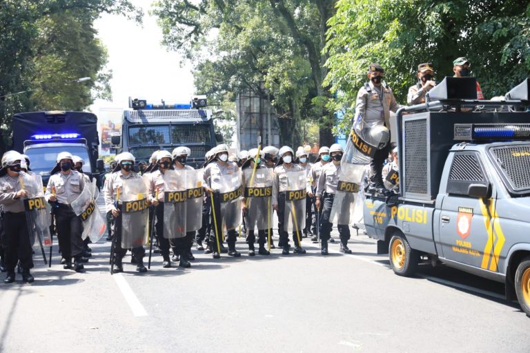 Langgar Prokes Covid-19 dan Merusak Mobil Polisi, Aksi Unras Malang Kota Dibubarkan Langgar Prokes Covid-19 dan Merusak Mobil Polisi, Aksi Unras Malang Kota Dibubarkan