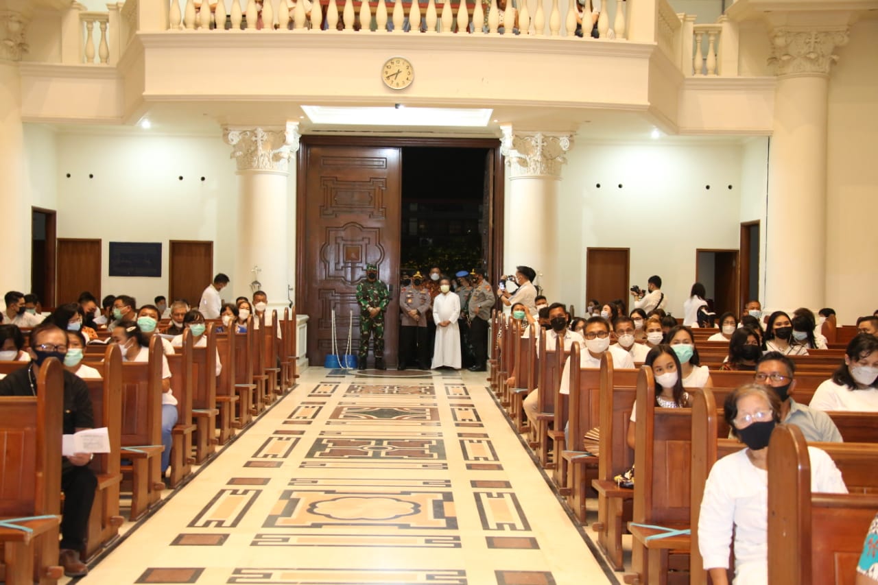 Polres Sumenep Bersama Kodim 0827 Mengamankan Jalannya Ibadah di Gereja Katholik Maria Gunung Karmel