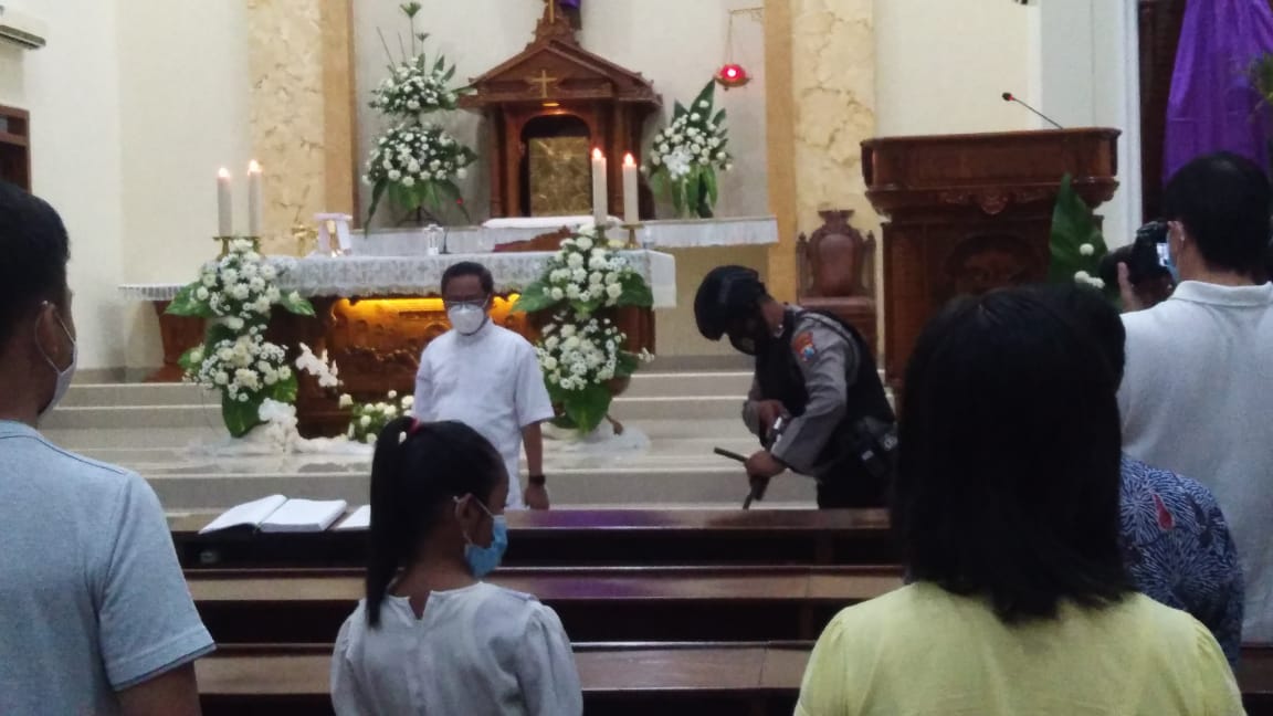 Polres Sumenep Bersama Kodim 0827 Mengamankan Jalannya Ibadah di Gereja Katholik Maria Gunung Karmel