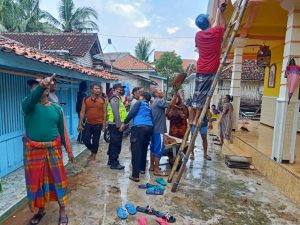 Detik-Detik Puting Beliung Porak Poradakan Pemukiman Warga di Sumenep