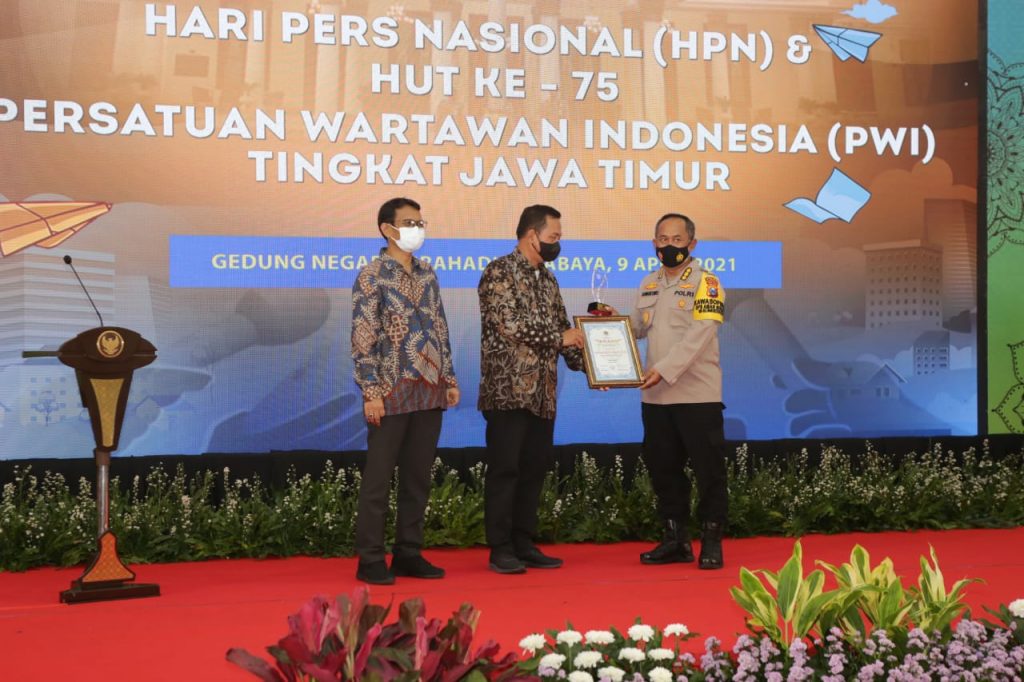 Kapolda Jatim Menerima PWI Jatim Award Kategori ‘Special Award’ Dalam Penanganan Pandemi Covid-19 Terbaik