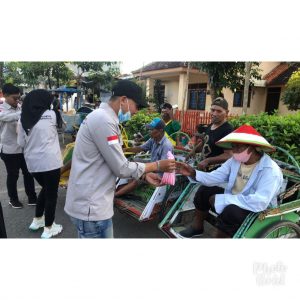 Berkah Ramadhan, Ikatan Duta Kampus Wiraraja Bagi-Bagi Takjil Kepada Masyarakat