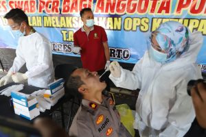 Ratusan Polisi yang Bertugas Sekat Pemudik di Mojokerto Jalani Tes Swab PCR