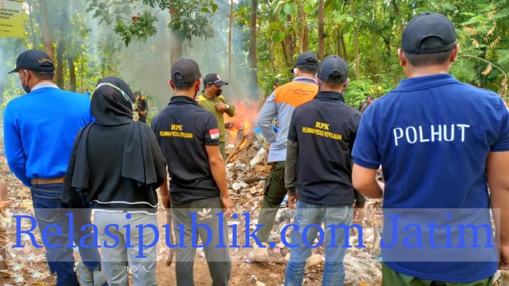 Peduli Lingkungan, Perhutani BKPH Kangean Barat Bersama RPK Bersihkan Sampah