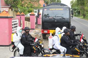 Brimob Polda Jatim, Bagikan Masker dan Sembako, Serta Lakukan Penyemprotan Disinfektan Kecamatan Arosbaya 