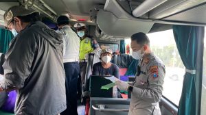 Kolaborasi Petugas Gabungan Lakukan Razia Surat Bebas Covid-19 Bagi Penumpang Bus Terminal Bangkalan