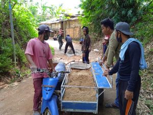 Peduli Jalan Rusak,Pemdes Desa Paseraman Dan Masyarakat Perbaiki Jalan Antar dusun Secara Swadaya