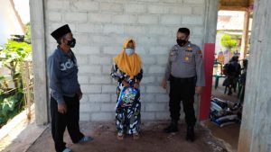 Polsek Ra'as Salurkan Bantuan Paket Bansos kapolri di Desa Karangnangka