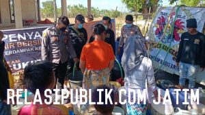 Menjelang HUT RI Polsek Kangean Bersama Team Cukir Berbagi Air Bersih