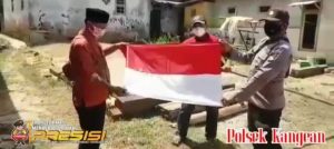Polsek Kangean Bagikan Bendera Merah Putih Kepada Masyarakat