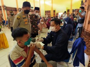 Kapolres Sampang Tinjau Vaksinasi 1500 Pelajar SMA Dan SMK Di Kabupaten Sampang