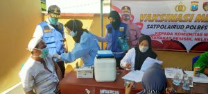 Sat Polairud Polres Sampang Kawal 2000 Dosis Vaksin Ke Pulau Mandangin Sampang