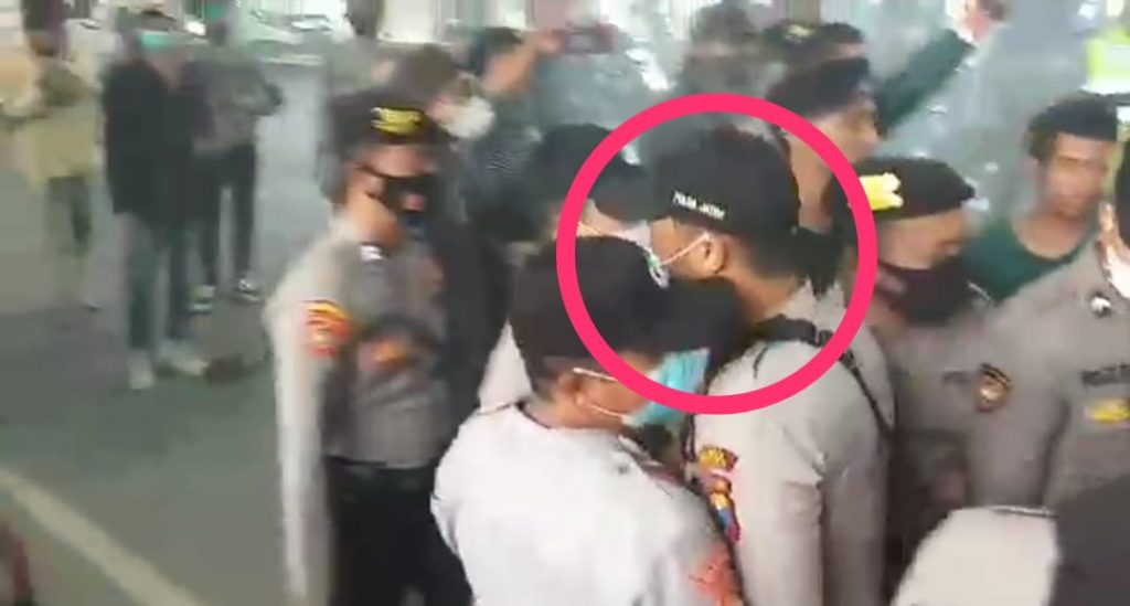 Viral, Video oknum Polisi Bogem Mahasiswa Demo depan Disperindag Sumenep