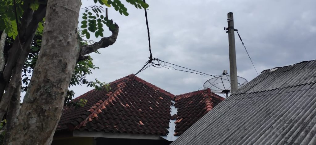 Warga Masaran resah, Kabel JTR PLN Distrik Pareduan Lepas diduga dibiarkan