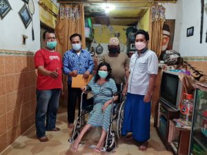 Penyerahan Kursi Roda Bantuan dari Dinas Kesehatan Kota Surabaya