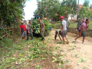 Babinsa 0827/18 Kangean Bersama Kades dan Warga Bilis-bilis Lakukan Kerja Bhakti