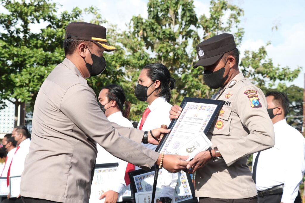 Kapolres Sampang, AKBP Arman Berikan Reward 16 Anggota Polres Berprestasi