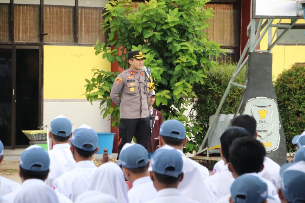 Jadi Pembina Upacara di SMAN 2 Sumenep, ini Pesan Kapolres Sumenep