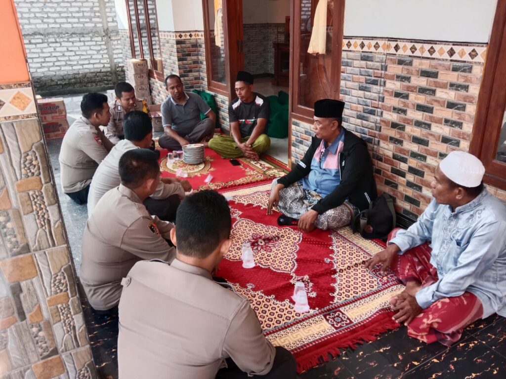 Polsek Torjun Beri Bantuan Korban Tenggelam di Sungai Desa Jeruk Porot