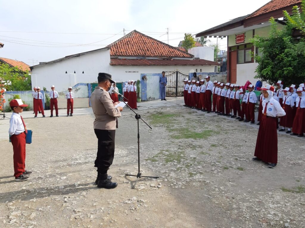 Kapolsek Sampang Tanamkan Nilai Luhur Pancasila Ke Murid SD Negeri Rong Tengah V