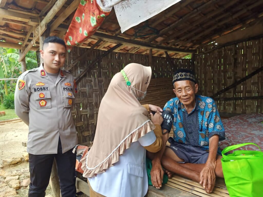 Iptu Bobby Bersama Forkopimcam Robatal Laksanakan Bansos Penderita Katarak