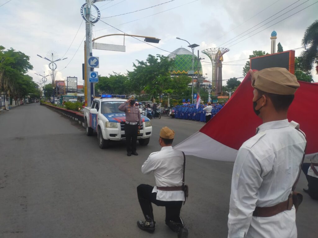 Peringati Hari Pahlawan, Sat. Lantas Polres Sampang Ajak Masyarakat Upacara 