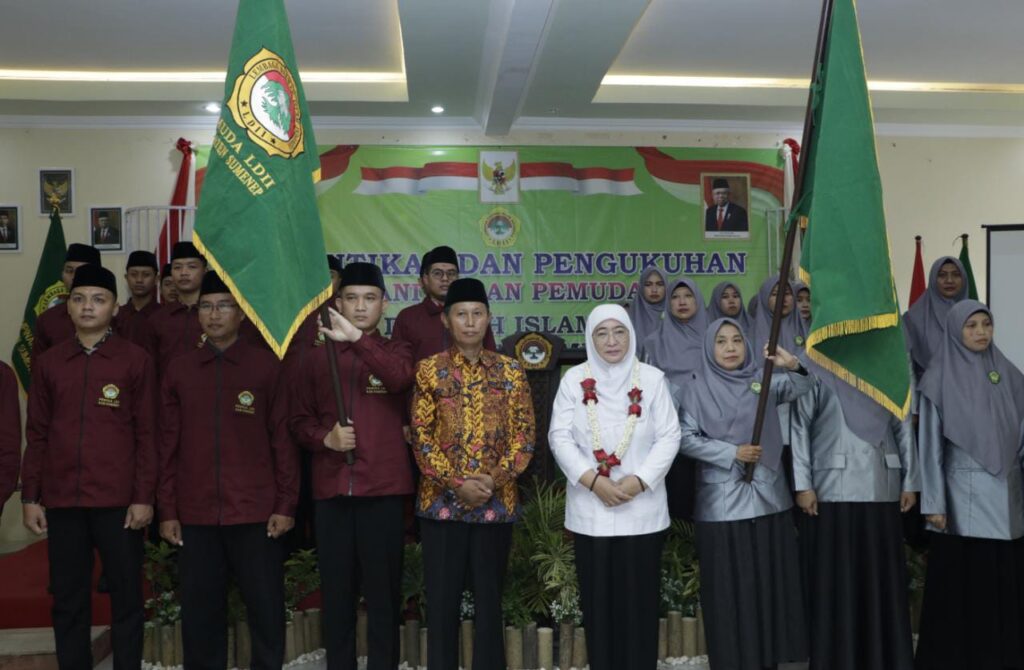 Pemuda dan wanita Lembaga Dakwah Islam Indonesia (LDII)