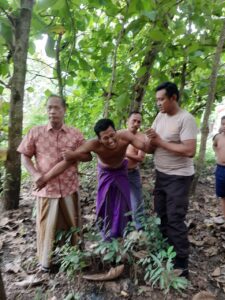 Jelang Safari Sholat Jum’at, Anggota Sat. Binmas Polres Sampang Tangkap Tahanan Kabur
