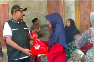 Terdampak Banjir, Bupati Sumenep Salurkan Bansos Warga Desa Sendir