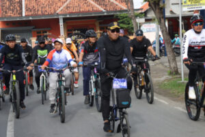 Bupati Sampang H. Slamet Junaidi Gowes Bersama Ribuan Masyarakat