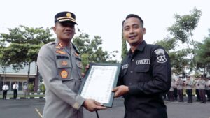 Kapolres Sampang Berikan Reward  Dua Anggota Berhasil Tangkap Tahanan Kabur