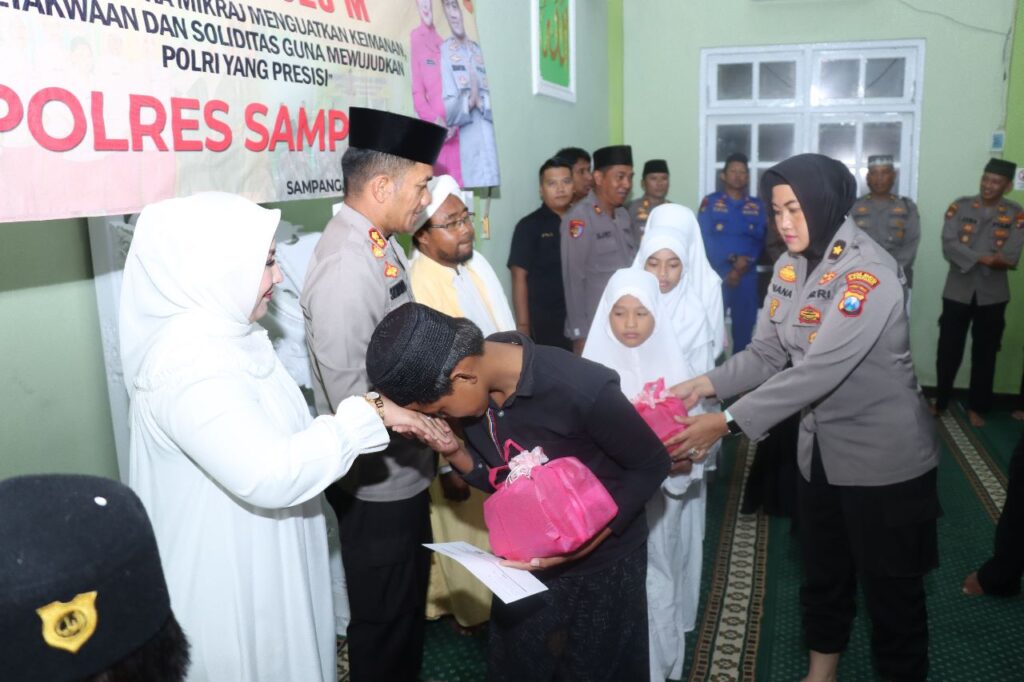 Peringati Isra Mi’raj, Polres Sampang Gelar Santunan Anak Yatim Dan Vaksinasi Booster Covid-19