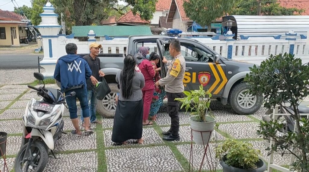 Polri Peduli, Bhabinkamtibmas Desa Kara Antar Ibu Melahirkan