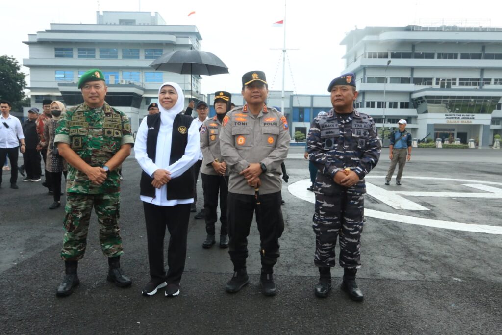 Kapolda Jatim Bersama Forkopimda Distribusikan Bantuan ke Pulau Masalembu 