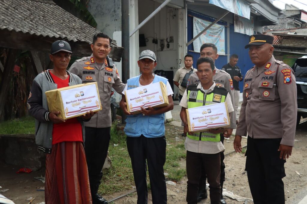 Kapolres Sampang Bagikan Sembako Warga yang Tidak Mampu