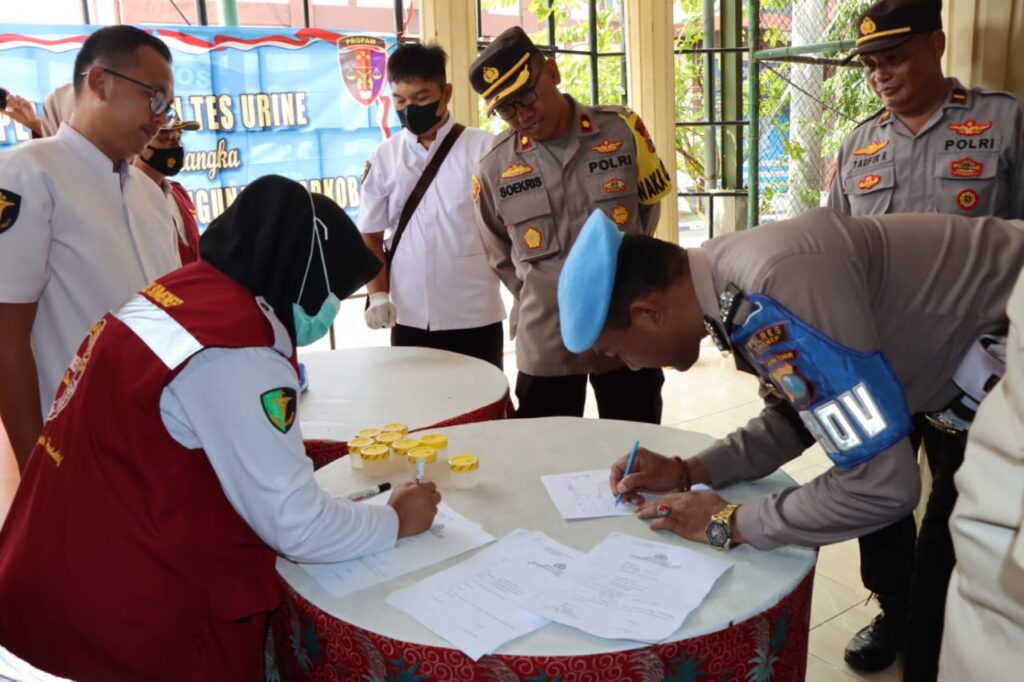 Di Bulan Ramadhan, Polres Sumenep Gelar Test Urine Bagi Propam Polsek Jajaran