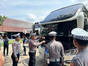 Jelang Lebaran 2023, Satlantas Polres Sumenep Cek Kesiapan Armada Bus di Terminal Arya Wiraraja