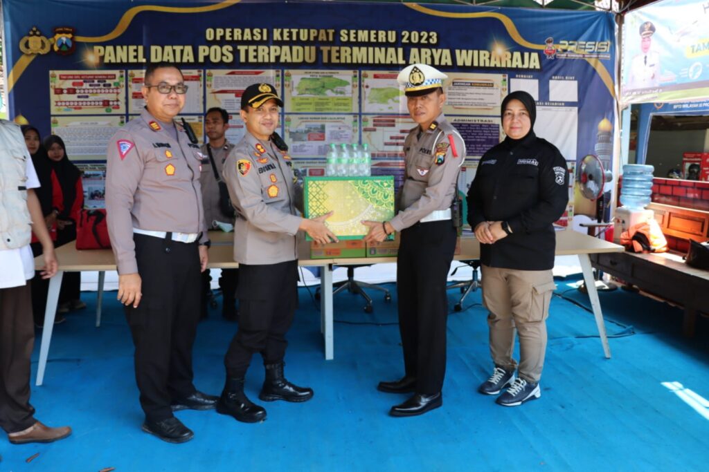 Kapolres Sumenep Serahkan Bingkisan Kepada Petugas Piket Posyan dan Pos Terpadu