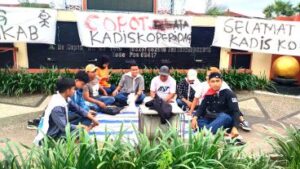 MPR Kembali Aksi Turun Jalan, Tuntut Bupati Sumenep Copot Jabatan Kadisprindag