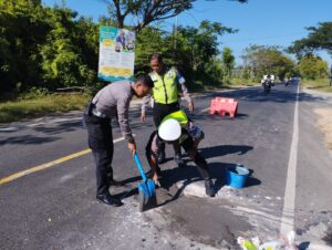 Satlantas Polres Sumenep Tambal Jalan Berlubang