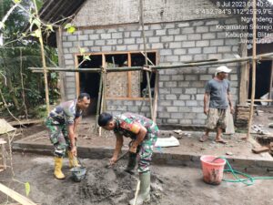 Bantu Warga Binaan, Babinsa Koramil Selorejo Gelar Kerja Bakti Dan Gotong Royong 