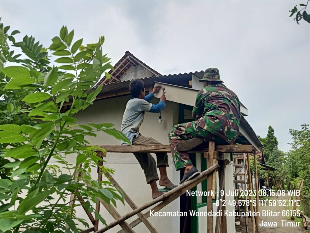 Bikin Warga Binaan Bahagia, Babinsa Koramil Wonodadi Bantu Perbaiki Rumah 